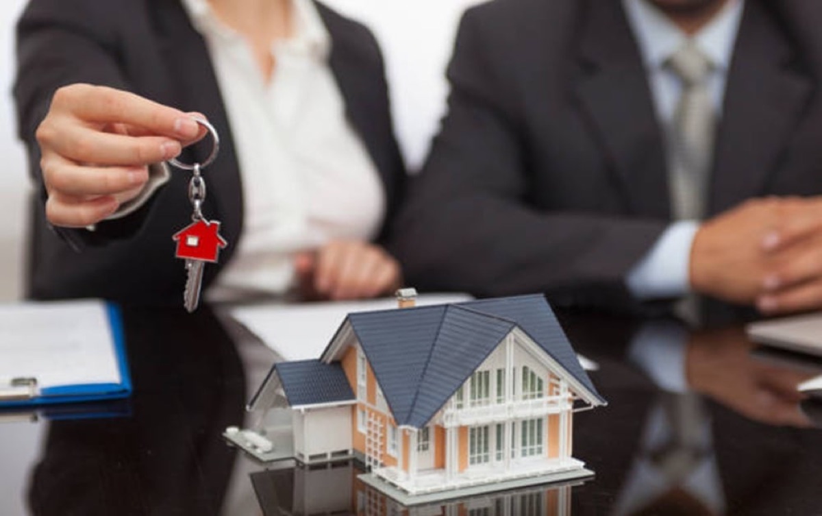 A landlord handing over house keys during a property agreement